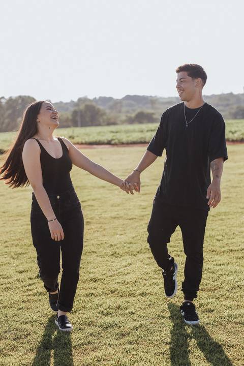 ensaio de casal no campo'