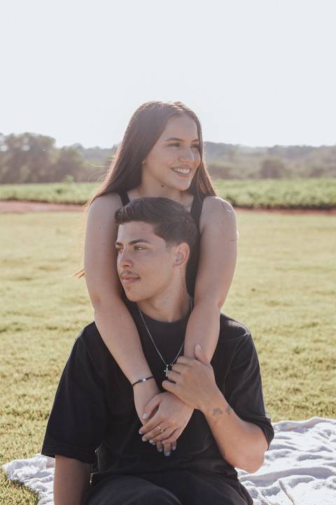 ensaio de casal no campo'