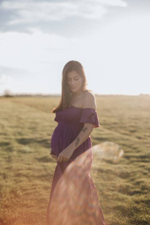 Ensaio de gestante no campo'