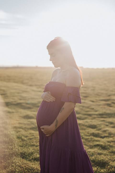 Ensaio de gestante no campo'