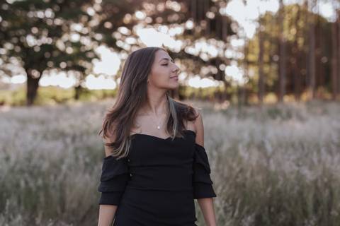 Ensaio feminino no campo'