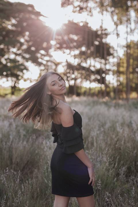 Ensaio feminino no campo'