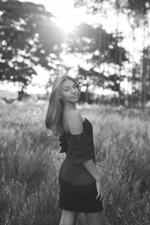 Ensaio feminino no campo'