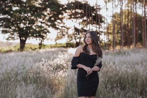 Ensaio feminino no campo'