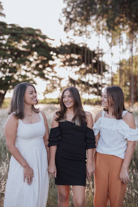 Ensaio feminino no campo'