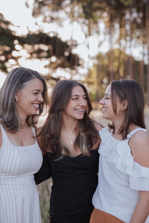 Ensaio feminino no campo'