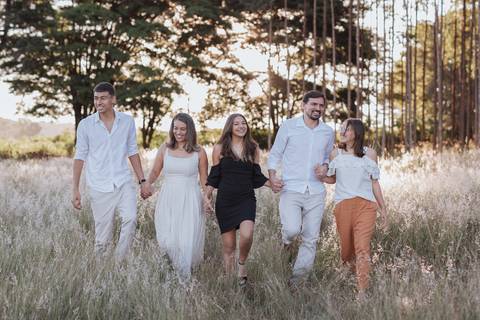 Ensaio feminino no campo'