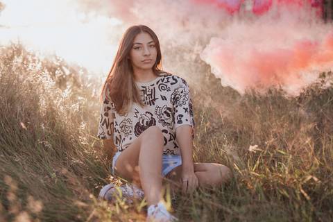 Ensaio feminino no campo'