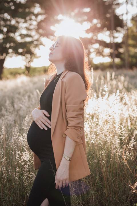 Ensaio de gestante no campo'
