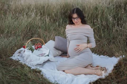 Ensaio de gestante no campo'