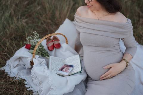 Ensaio de gestante no campo'