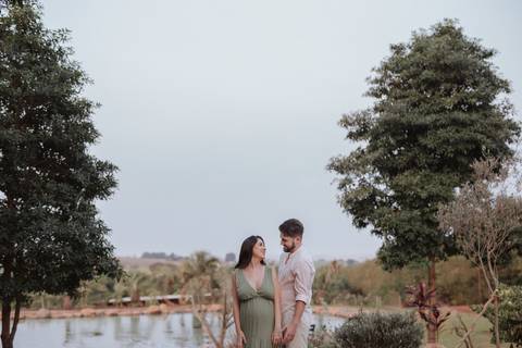 Ensaio de gestante no campo'