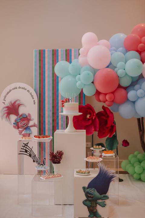 Aniversário infantil com tema de Trolls'