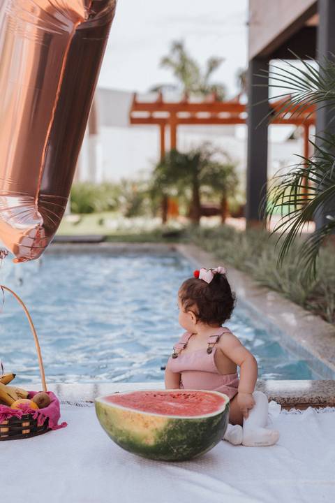 Smash the cake para meninas no campo com frutas'