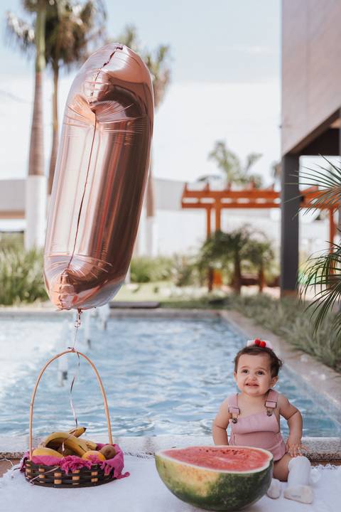 Smash the cake para meninas no campo com frutas'