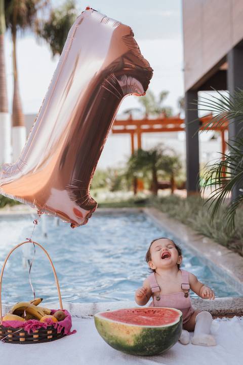 Smash the cake para meninas no campo com frutas'