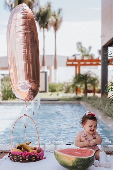 Smash the cake para meninas no campo com frutas'