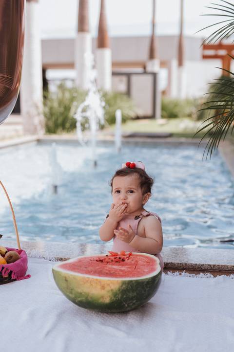 Smash the cake para meninas no campo com frutas'