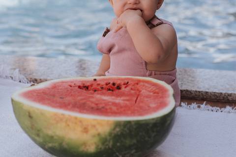 Smash the cake para meninas no campo com frutas'