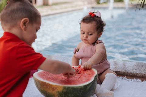 Smash the cake para meninas no campo com frutas'