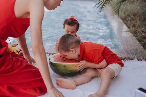 Smash the cake para meninas no campo com frutas'