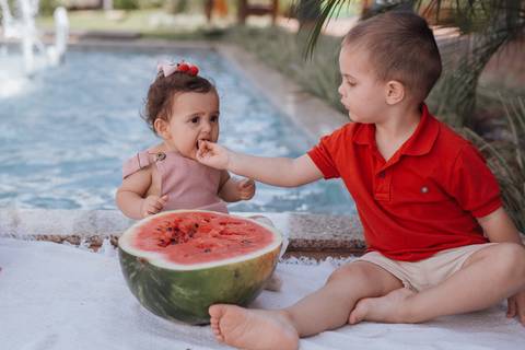 Smash the cake para meninas no campo com frutas'