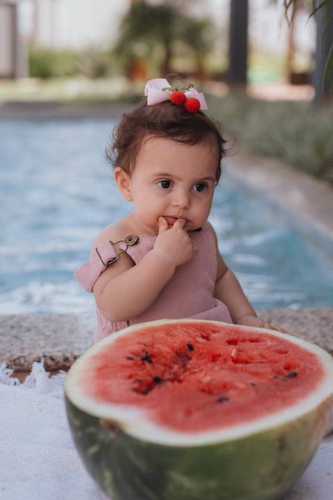 Smash the cake para meninas no campo com frutas'