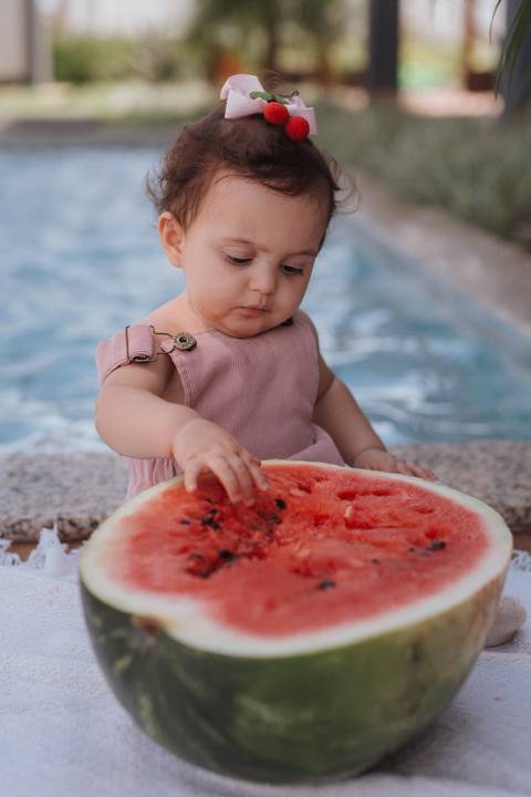 Smash the cake para meninas no campo com frutas'