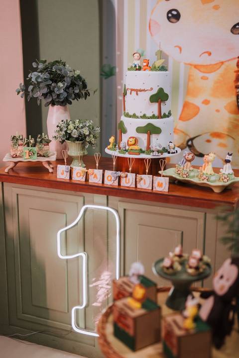 Aniversário infantil com tema de safari'