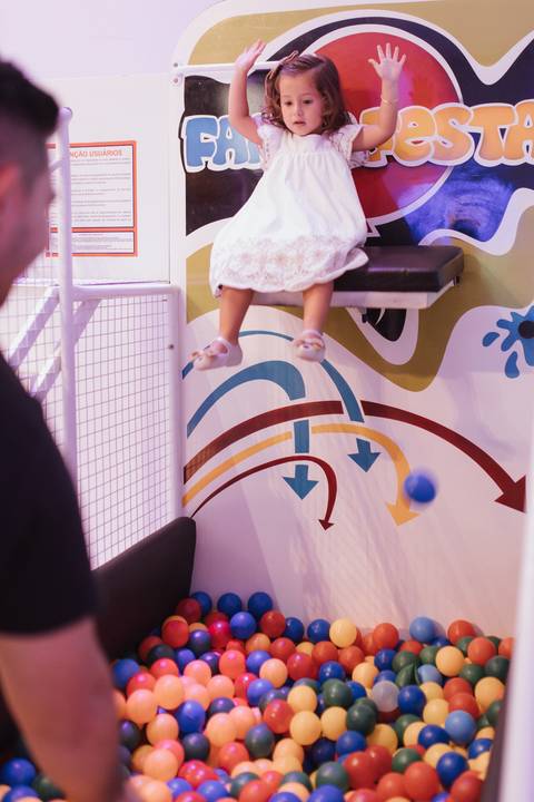 Aniversário infantil com tema de pequena sereia'