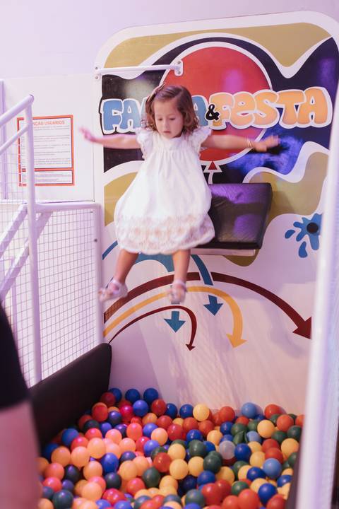 Aniversário infantil com tema de pequena sereia'