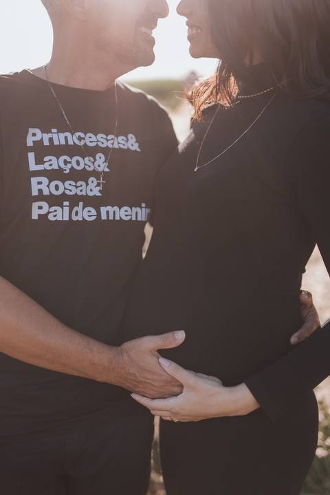 ensaio de gestante no campo com por do sol'