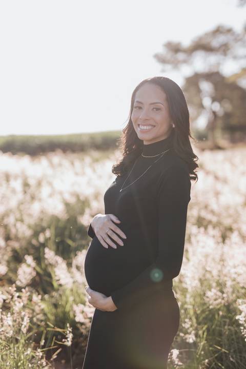 ensaio de gestante no campo com por do sol'