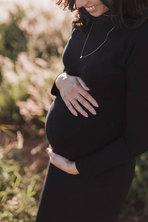 ensaio de gestante no campo com por do sol'