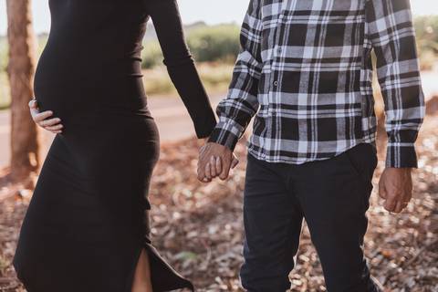 ensaio de gestante no campo com por do sol'