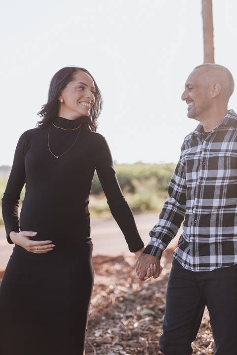 ensaio de gestante no campo com por do sol'