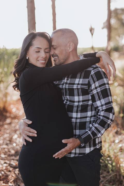 ensaio de gestante no campo com por do sol'