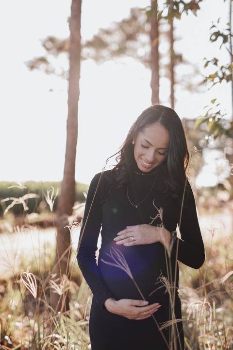 ensaio de gestante no campo com por do sol'