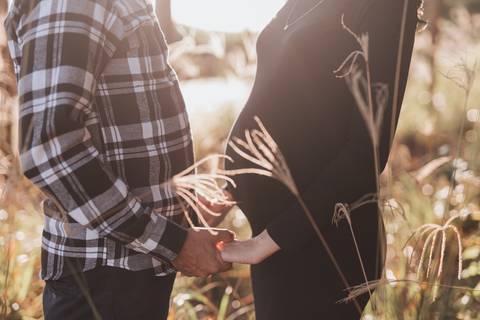 ensaio de gestante no campo com por do sol'