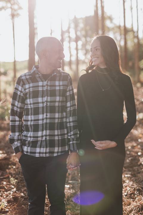 ensaio de gestante no campo com por do sol'