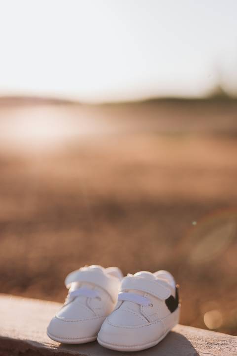 ensaio de gestante no campo com por do sol'