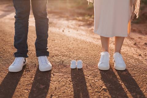 ensaio de gestante no campo com por do sol'