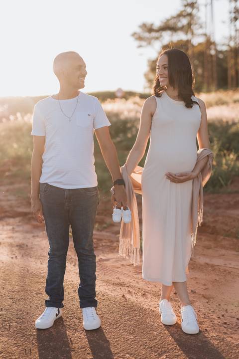 ensaio de gestante no campo com por do sol'