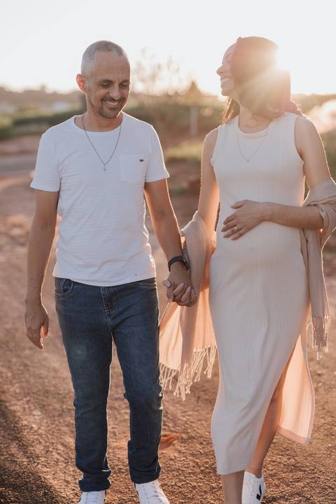 ensaio de gestante no campo com por do sol'