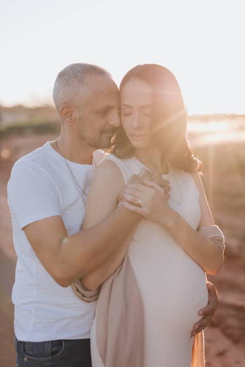 ensaio de gestante no campo com por do sol'