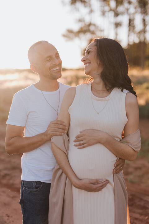 ensaio de gestante no campo com por do sol'