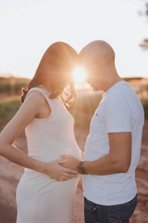 ensaio de gestante no campo com por do sol'