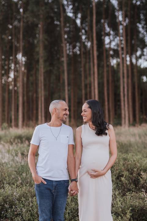 ensaio de gestante no campo com por do sol'