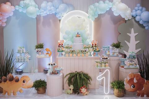 Aniversário infantil com tema de dinossauro '