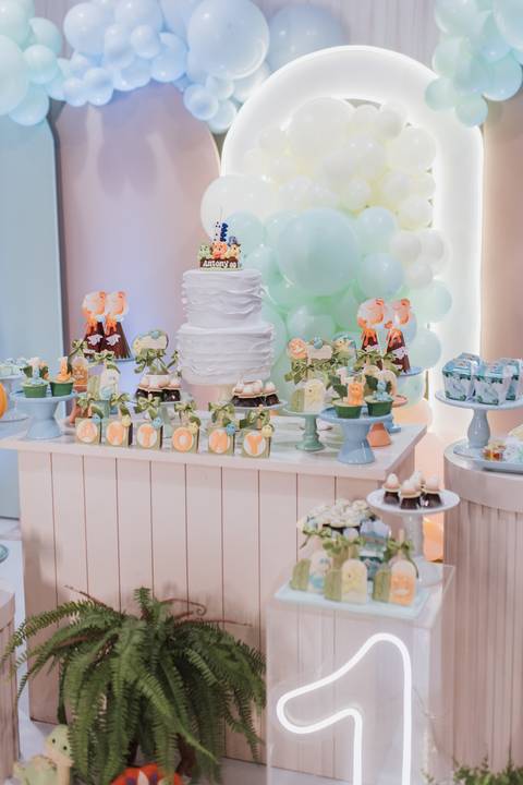 Aniversário infantil com tema de dinossauro '